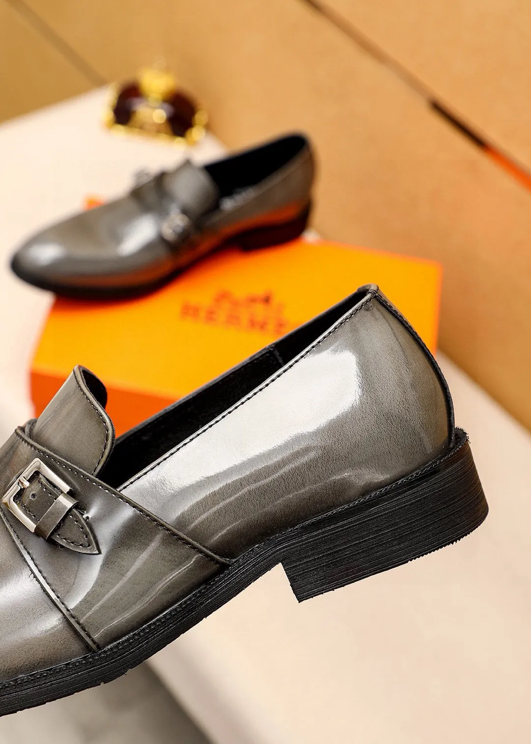 Men's shoes 💰480💐 Product trademark: HERMES "Hermès" business leather shoes Regular size: 38-44 (45🉑️customized) Product materials: Selected imported first-layer open-edge beaded calfskin upper, imported water-dyed 🐂 cowhide lining. Strong three-dimensional visual effect, non-slip and wear-resistant combination outsole Color: 2⃣️colors available